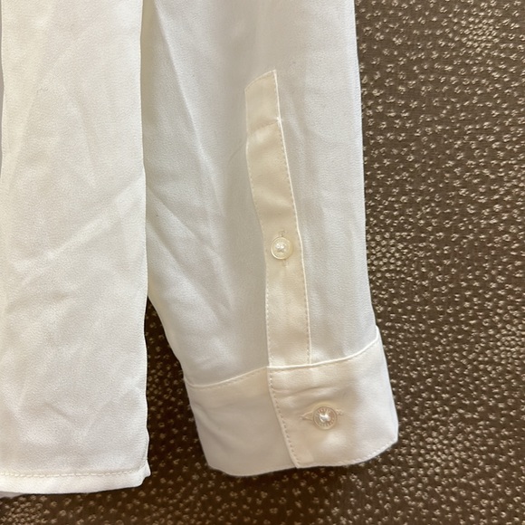 🔥🔥🔥NEW Express Light Button Down Shirt Blouse - Picture 5 of 7